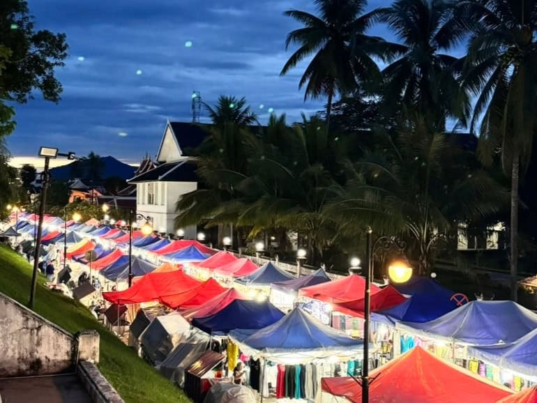 ตลาดมืด หลวงพระบาง ที่เที่ยวลาว